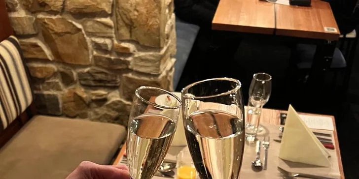 5chodové menu v horské restauraci s výhledem na noční Špindl a jízda lanovkou tam i zpět