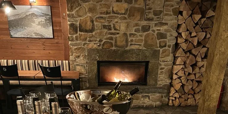5chodové menu v horské restauraci s výhledem na noční Špindl a jízda lanovkou tam i zpět
