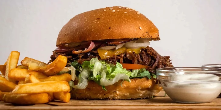 Burger podle výběru z 5 druhů až 300g masa a hranolky