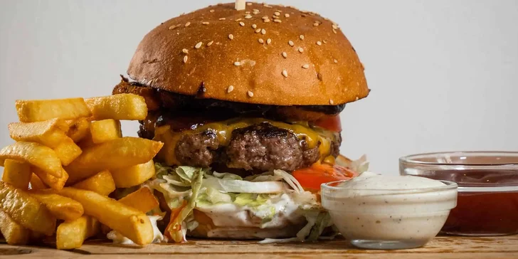 Burger podle výběru z 5 druhů až 300g masa a hranolky