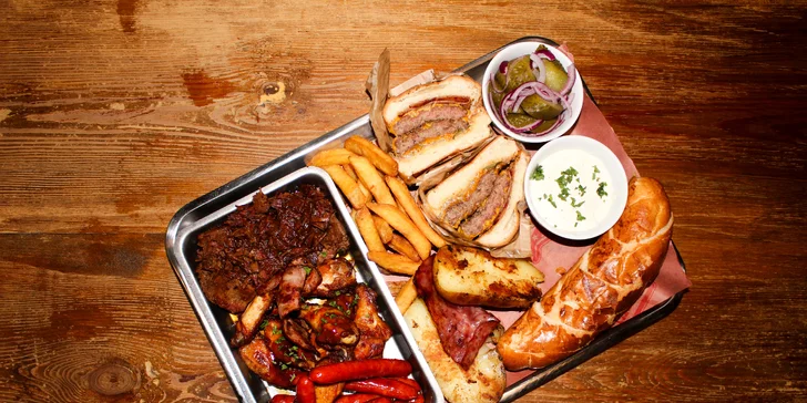 Dokonalá hostina: smash burger, mix smažených pikantních sýrů i BBQ combo