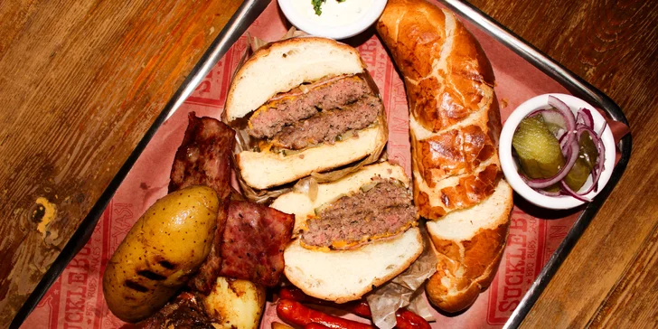 Dokonalá hostina: smash burger, mix smažených pikantních sýrů i BBQ combo