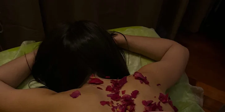 Masáž v délce 60 min: relaxační masáž s lístky růží a aroma olejem