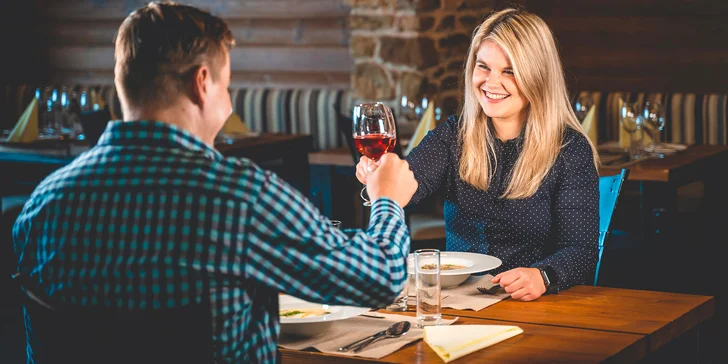 5chodové menu v horské restauraci s výhledem na noční Špindl a jízda lanovkou tam i zpět
