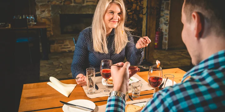 5chodové menu v horské restauraci s výhledem na noční Špindl a jízda lanovkou tam i zpět
