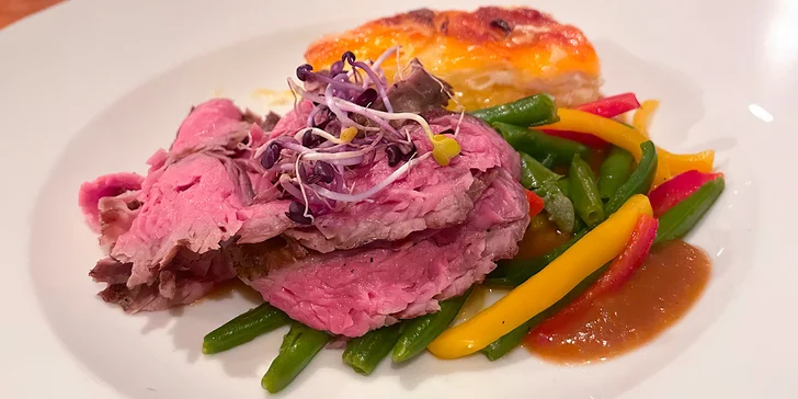 5chodové menu v horské restauraci s výhledem na noční Špindl a jízda lanovkou tam i zpět