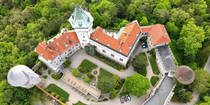 Romantický pobyt na Smolenickém zámku: snídaně či polopenze i prohlídka zámku, masáže