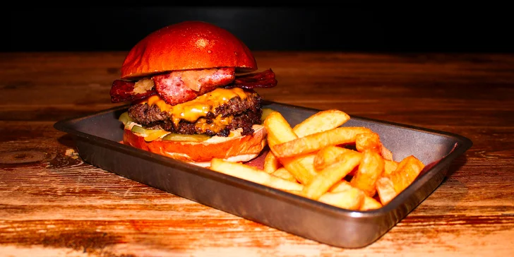 Dokonalá hostina: smash burger, mix smažených pikantních sýrů i BBQ combo