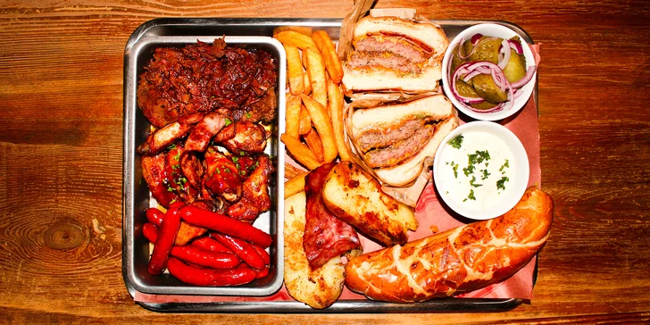 Dokonalá hostina: smash burger, mix smažených pikantních sýrů i BBQ combo
