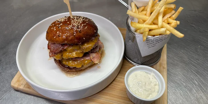 Nadupaný smash burger pro 1 nebo 2 osoby: 220 g masa, hranolky a dip