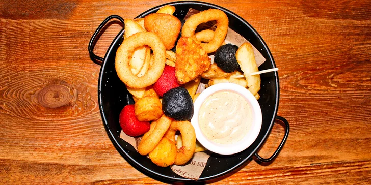 Dokonalá hostina: smash burger, mix smažených pikantních sýrů i BBQ combo