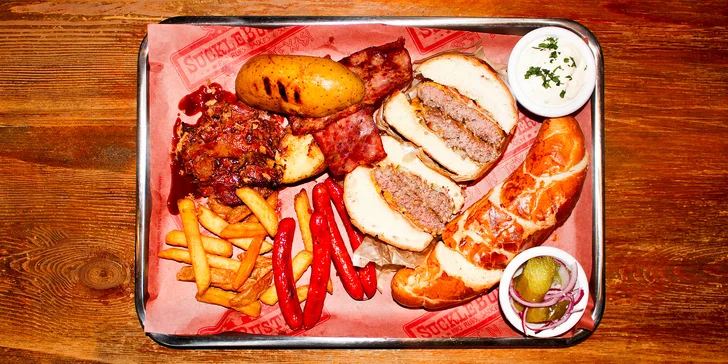 Dokonalá hostina: smash burger, mix smažených pikantních sýrů i BBQ combo