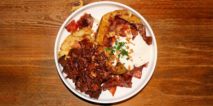 Dokonalá hostina: smash burger, mix smažených pikantních sýrů i BBQ combo