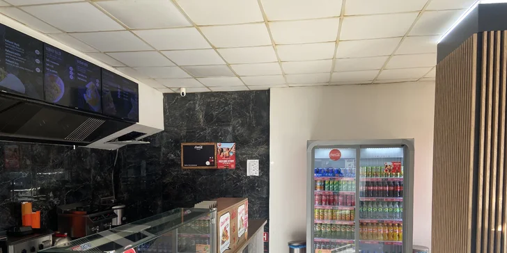 Kebab v tureckém chlebu nebo tortille, hranolky a nápoj pro 1 osobu