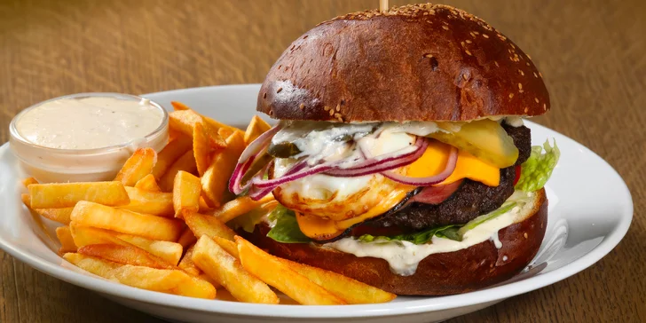 Hovězí cheeseburger a hranolky v restauraci s minigolfem pro 1 či 2 osoby