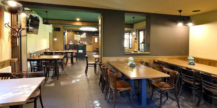 Hovězí cheeseburger a hranolky v restauraci s minigolfem pro 1 či 2 osoby