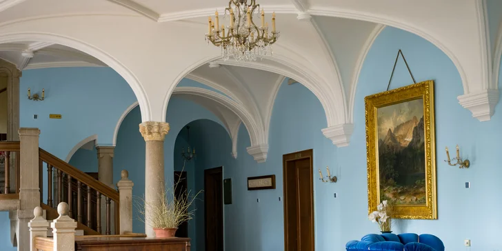 Romantický pobyt na Smolenickém zámku: snídaně či polopenze i prohlídka zámku, masáže
