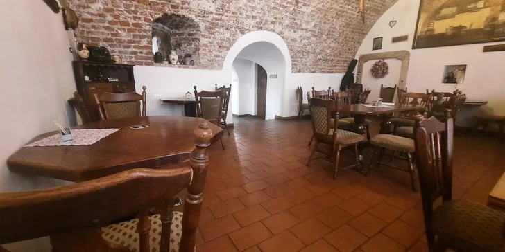 Prkno plné masa pro partu 2-6 osob: kuřecí a vepřové řízky, křidélka, paličky i hranolky či chléb