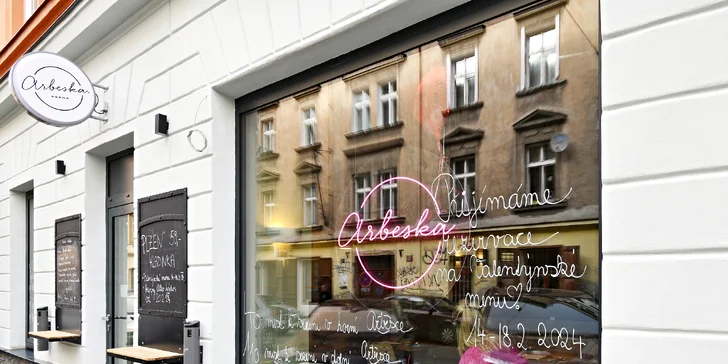 1200 g dobrot pro celou partu: pečený bůček, pikantní křídla, cibulové kroužky, cheese sticks a další