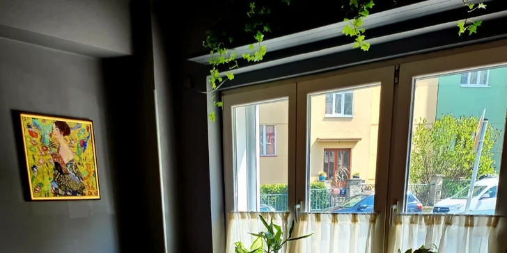 Burger menu pro jednu i dvě osoby v burger pub Na Hubálce: maso i sýr v bulce, hranolky, coleslaw