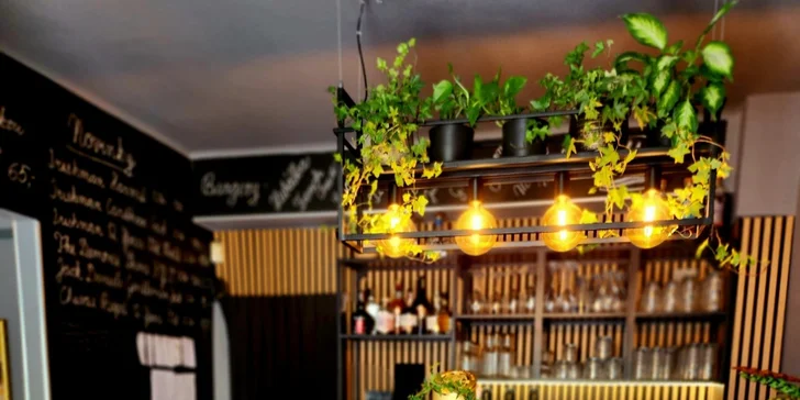 Burger menu pro jednu i dvě osoby v burger pub Na Hubálce: maso i sýr v bulce, hranolky, coleslaw