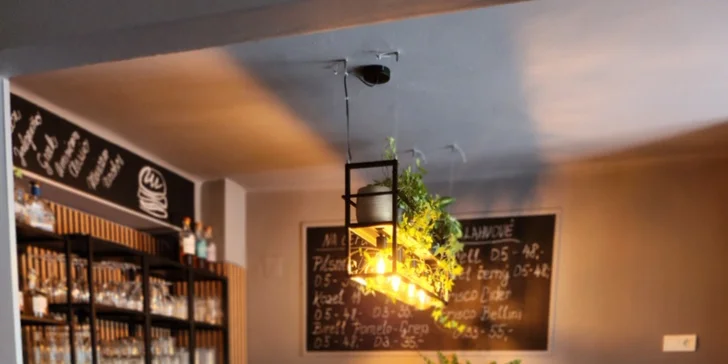 Burger menu pro jednu i dvě osoby v burger pub Na Hubálce: maso i sýr v bulce, hranolky, coleslaw