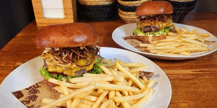 Burger menu pro jednu i dvě osoby v burger pub Na Hubálce: maso i sýr v bulce, hranolky, coleslaw