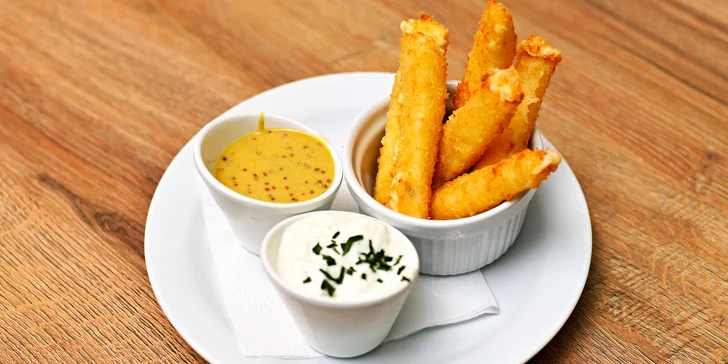 1200 g dobrot pro celou partu: pečený bůček, pikantní křídla, cibulové kroužky, cheese sticks a další