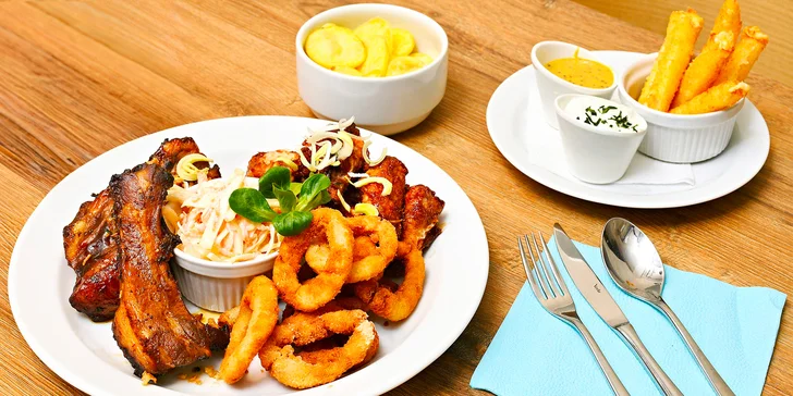 1200 g dobrot pro celou partu: pečený bůček, pikantní křídla, cibulové kroužky, cheese sticks a další
