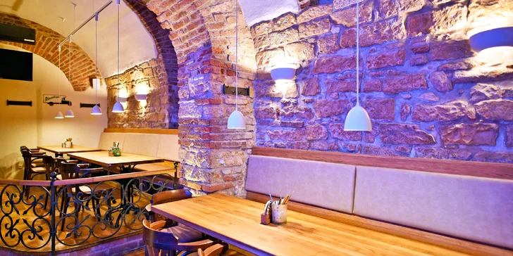 1200 g dobrot pro celou partu: pečený bůček, pikantní křídla, cibulové kroužky, cheese sticks a další