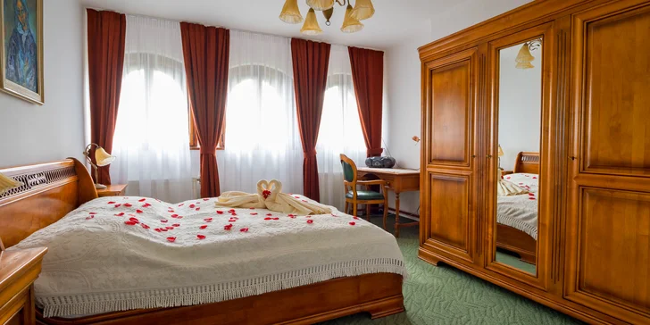 Romantický pobyt na Smolenickém zámku: snídaně či polopenze i prohlídka zámku, masáže
