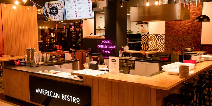 Americký cheesesteak nebo mac'n'cheese podle výběru, nápoj a hranolky