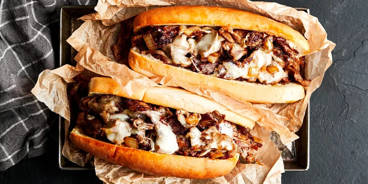 Americký cheesesteak nebo mac'n'cheese podle výběru, nápoj a hranolky