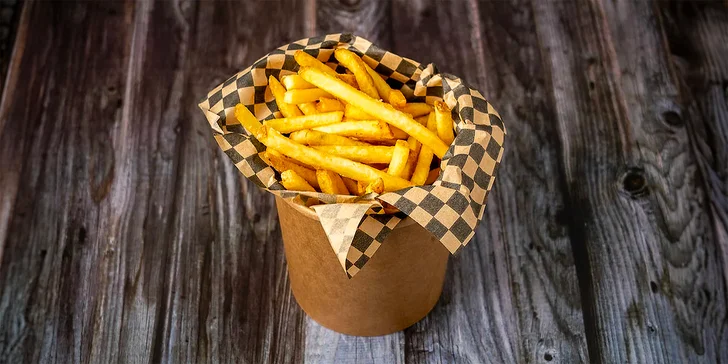Americký cheesesteak nebo mac'n'cheese podle výběru, nápoj a hranolky