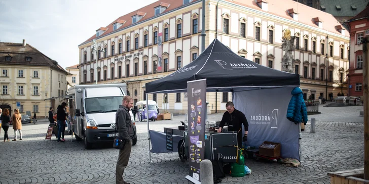 Nadupaný hotdog ve stánku Páreček!: otevřené vouchery až na 500 Kč