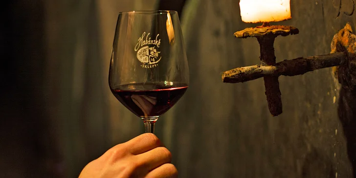 Prohlídka Habánských sklepů: degustace 6 vzorků, welcome drink, 1 nebo 6 lahví vína domů