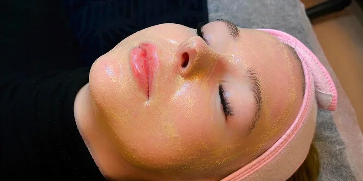 Ultrazvukové čištění pleti nebo microneedling proti vráskám a jizvičkám po akné