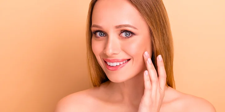 Ultrazvukové čištění pleti nebo microneedling proti vráskám a jizvičkám po akné