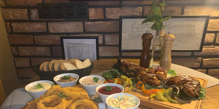 Masové prkno, coleslaw, dipy a neomezené množství pečiva pro 2–3 osoby