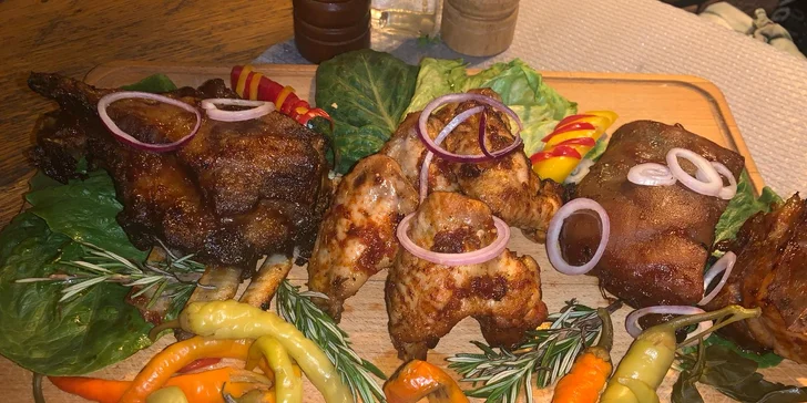 Masové prkno, coleslaw, dipy a neomezené množství pečiva pro 2–3 osoby