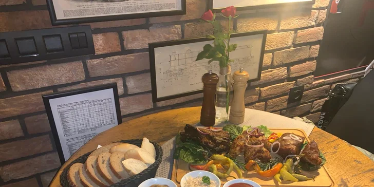 Masové prkno, coleslaw, dipy a neomezené množství pečiva pro 2–3 osoby