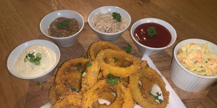 Masové prkno, coleslaw, dipy a neomezené množství pečiva pro 2–3 osoby