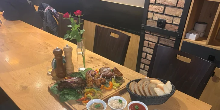 Masové prkno, coleslaw, dipy a neomezené množství pečiva pro 2–3 osoby