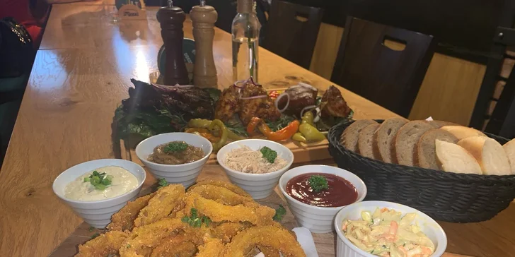Masové prkno, coleslaw, dipy a neomezené množství pečiva pro 2–3 osoby