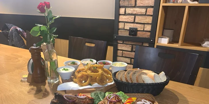 Masové prkno, coleslaw, dipy a neomezené množství pečiva pro 2–3 osoby