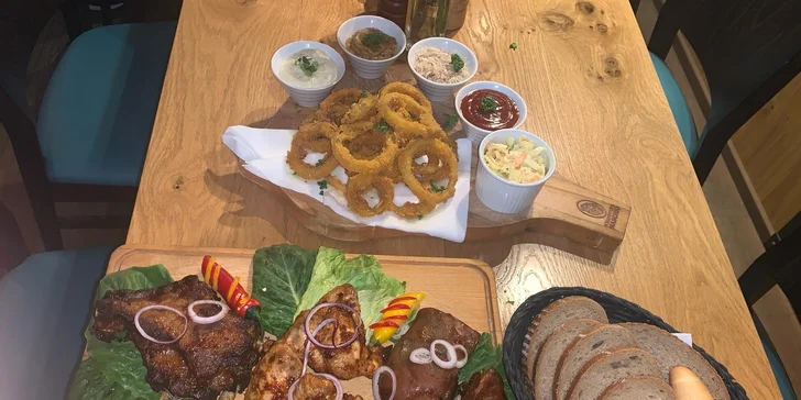 Masové prkno, coleslaw, dipy a neomezené množství pečiva pro 2–3 osoby