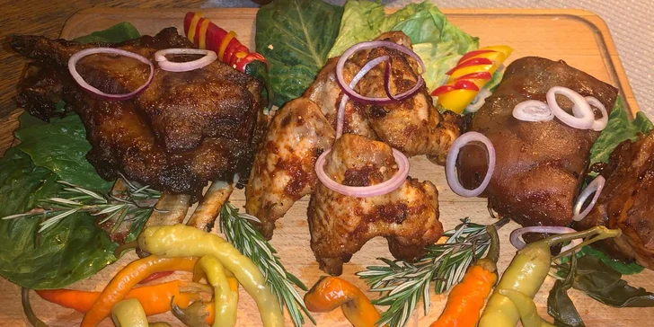 Masové prkno, coleslaw, dipy a neomezené množství pečiva pro 2–3 osoby