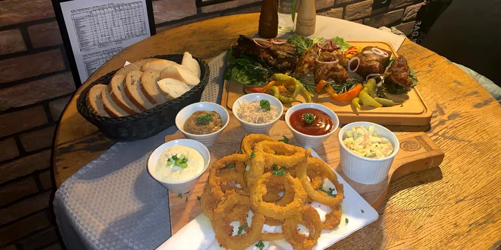 Masové prkno, coleslaw, dipy a neomezené množství pečiva pro 2–3 osoby