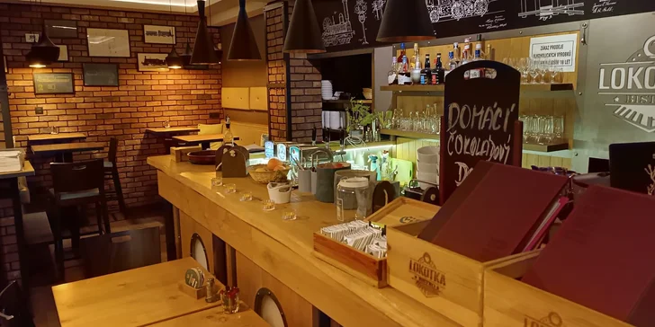 Masové prkno, coleslaw, dipy a neomezené množství pečiva pro 2–3 osoby