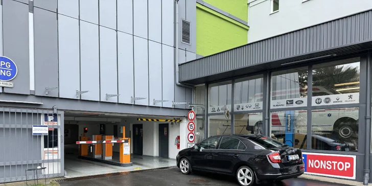 Čištění interiéru auta: vysátí, tepování textilních i kožených sedaček, oživení plastů, provonění